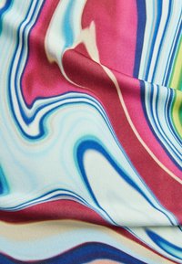 Mehrfarbiger Stoff mit einem Wellenmuster, das lebendige Farbtöne in Pink, Blau, Grün und Creme zeigt. Glatte Textur, fließendes Design.