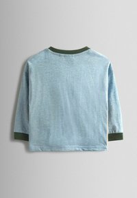 Világoskék, hosszú ujjú ing sötétzöld gallérral és mandzsettával. Puha, textúrált anyagból készült, laza szabású és varrott szélű.