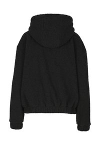 Hoodie en polaire noir avec une surface texturée, capuche avec cordon de serrage, et ourlet côtelé. Présente une coupe décontractée et des manches longues.