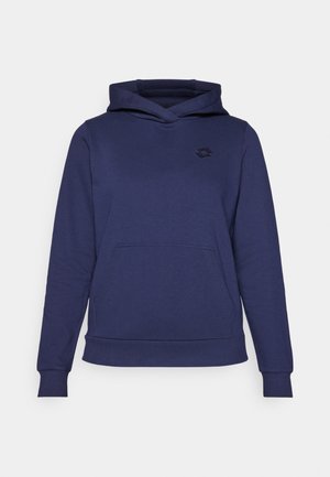 Granatowy hoodie wykonany z miękkiego materiału, z przednią kieszenią typu kangur, ściągaczami na rękawach oraz małym logo na piersi.