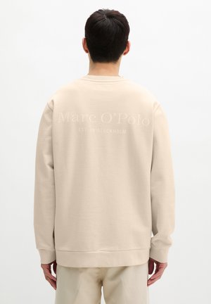 LONG SLEEVE NECKTRIMMING, ARTWORK ON BACK, BADGE ON CHEST - Felpa - light oat