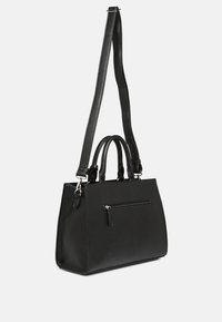 Mustassa nahkalaukussa on jämäkkä muoto, kaksinkertaiset kahvat, säädettävä olkahihna ja edessä vetoketjullinen tasku.