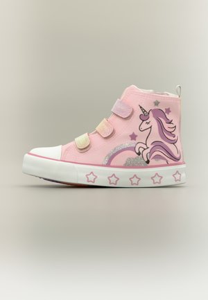 Roze hoge sneaker voor kinderen met drie glinsterende klittenbandsluitingen, versierd met een paarse eenhoorn, sterren en een regenboog aan de zijkant.