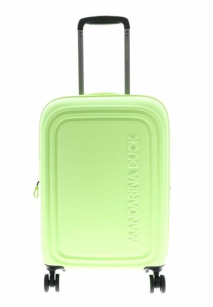 Valise rigide verte avec poignée extensible, quatre roues, et "MANDARINA DUCK" embossé à l'avant.