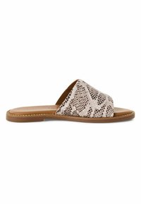 Lapos papucs kígyóbőr mintával, bézs és fehér színekben. Nyitott orr-rész, barna talp, és varrott részletek a szegélyek mentén.