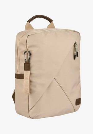 Beige rektangulær rygsæk med diagonalt frontlomme, sort karabinhage, stofløkke og snor lynlås træk på hvid baggrund.