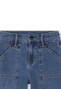 Jeans de mezclilla azul claro con cintura alta, con cierre de botón, costuras en contraste y bolsillos delanteros con acentos de hardware negro.