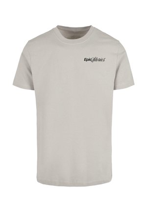 Gaiši pelēks kokvilnas T-krekls ar īsām piedurknēm un apaļu kakla izgriezumu, uz kreisās krūtis melnā krāsā atrodas "Epic Stories" logo.