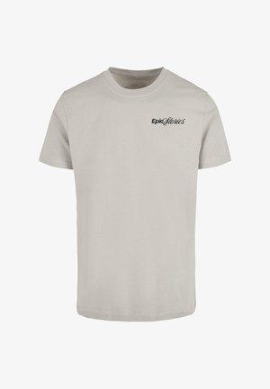 Gaiši pelēks kokvilnas T-krekls ar īsām piedurknēm un apaļu kakla izgriezumu, uz kreisās krūtis melnā krāsā atrodas "Epic Stories" logo.