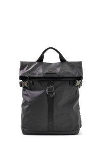 Schwarzer Rolltop-Rucksack aus Nylon mit strukturiertem Finish, verstellbaren Trägern, einem Schnallenverschluss und einem verstärkten Griff oben.