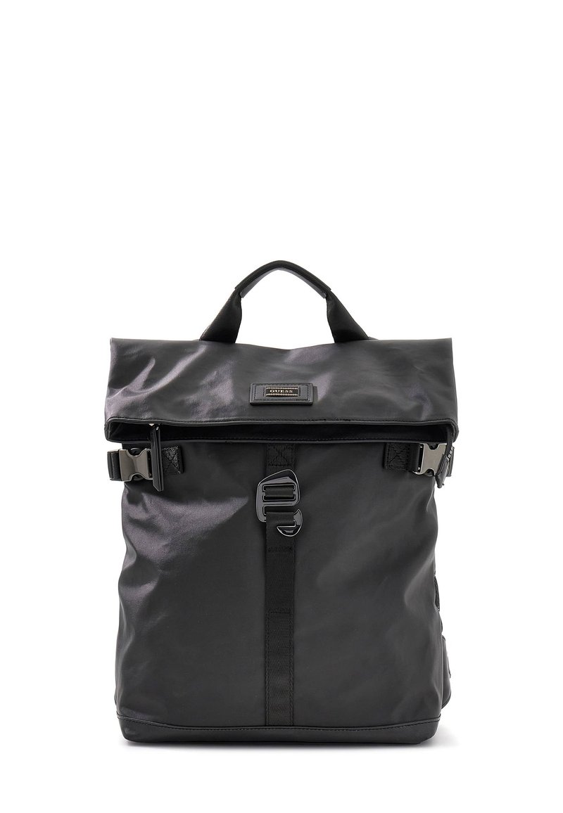 Schwarzer Rolltop-Rucksack aus Nylon mit strukturiertem Finish, verstellbaren Trägern, einem Schnallenverschluss und einem verstärkten Griff oben.