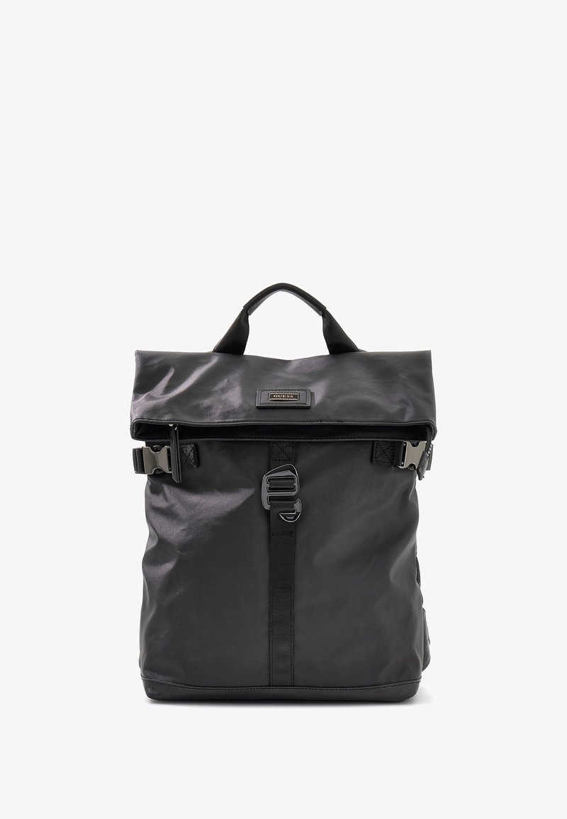 Zaino nero in nylon con chiusura a rotolo, finitura testurizzata, spallacci regolabili, chiusura a fibbia e maniglia rinforzata sulla sommità.