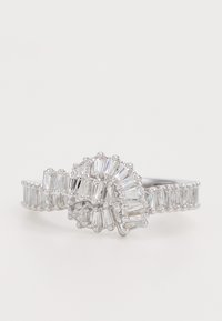 Anello d'argento con design ondulato, decorato con numerose pietre chiare di forma rettangolare e rotonda, che evidenziano dettagli di incastonatura intricati.