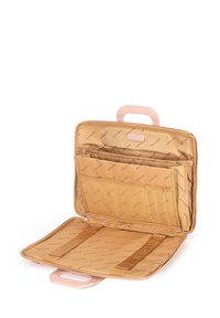 Beige Laptop-Tasche mit glatter Außenfläche, pinken Griffen und mehreren Innenfächern mit Netz- und Stoffdetails.