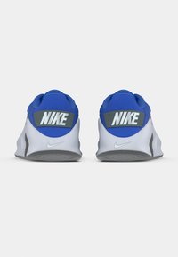 Αθλητικά παπούτσια Nike με μπλε υφασμάτινο άνω μέρος, γκρι λεπτομέρειες και γκρι πίσω μέρος με το λογότυπο της Nike σε λευκό. Μινιμαλιστικός σχεδιασμός.