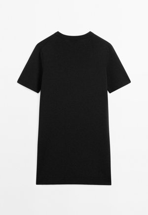 T-shirt noir à manches courtes avec un col rond, confectionné en tissu coton doux, présentant un design simple et uni.