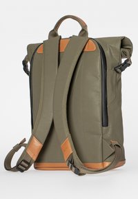 Olivgrüner Rolltop-Rucksack mit braunen Lederelementen. Verfügt über verstellbare Schultergurte, einen oberen Tragegriff und eine Seitentaschen mit Reißverschluss.