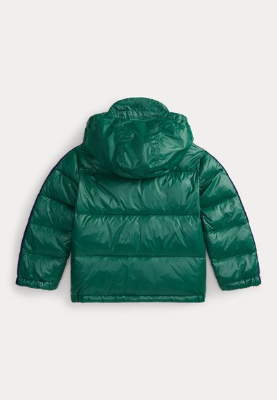 Olijfgroen puffer jack met capuchon, zichtbare stiksels en elastische manchetten, zicht vanuit de achterkant op een witte achtergrond.