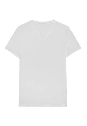 Weißes V-Ausschnitt-T-Shirt aus Baumwolle. Kurze Ärmel, glatte Textur, schlichtes Design, mit einem kleinen Markenetikett am Saum.