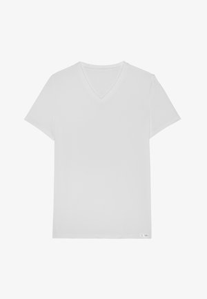 Maglietta a maniche corte in cotone con scollo a V bianco. Tessuto liscio, design semplice, con un piccolo etichetta del marchio vicino all'orlo.