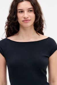 Zwart, kortärmige top met een brede halslijn. Glad, aansluitend materiaal, zachte textuur. Model met schouderlang golvend haar, neutrale achtergrond.