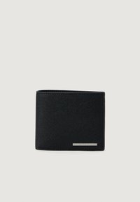 Billetera bi-fold negra con textura y una pequeña placa con el logo plateado de Armani Exchange en la esquina inferior derecha.