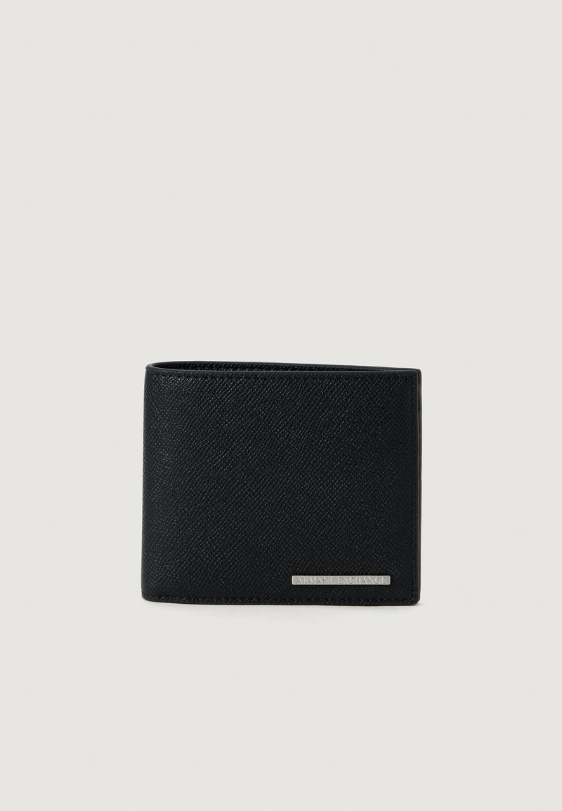 Billetera bi-fold negra con textura y una pequeña placa con el logo plateado de Armani Exchange en la esquina inferior derecha.
