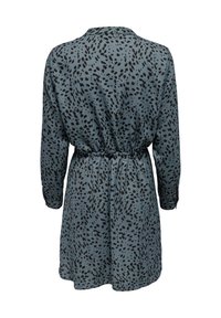 Robe à manches longues en bleu doux avec un motif à pois noirs, dotée d'un col et d'une taille froncée pour une silhouette ajustée.