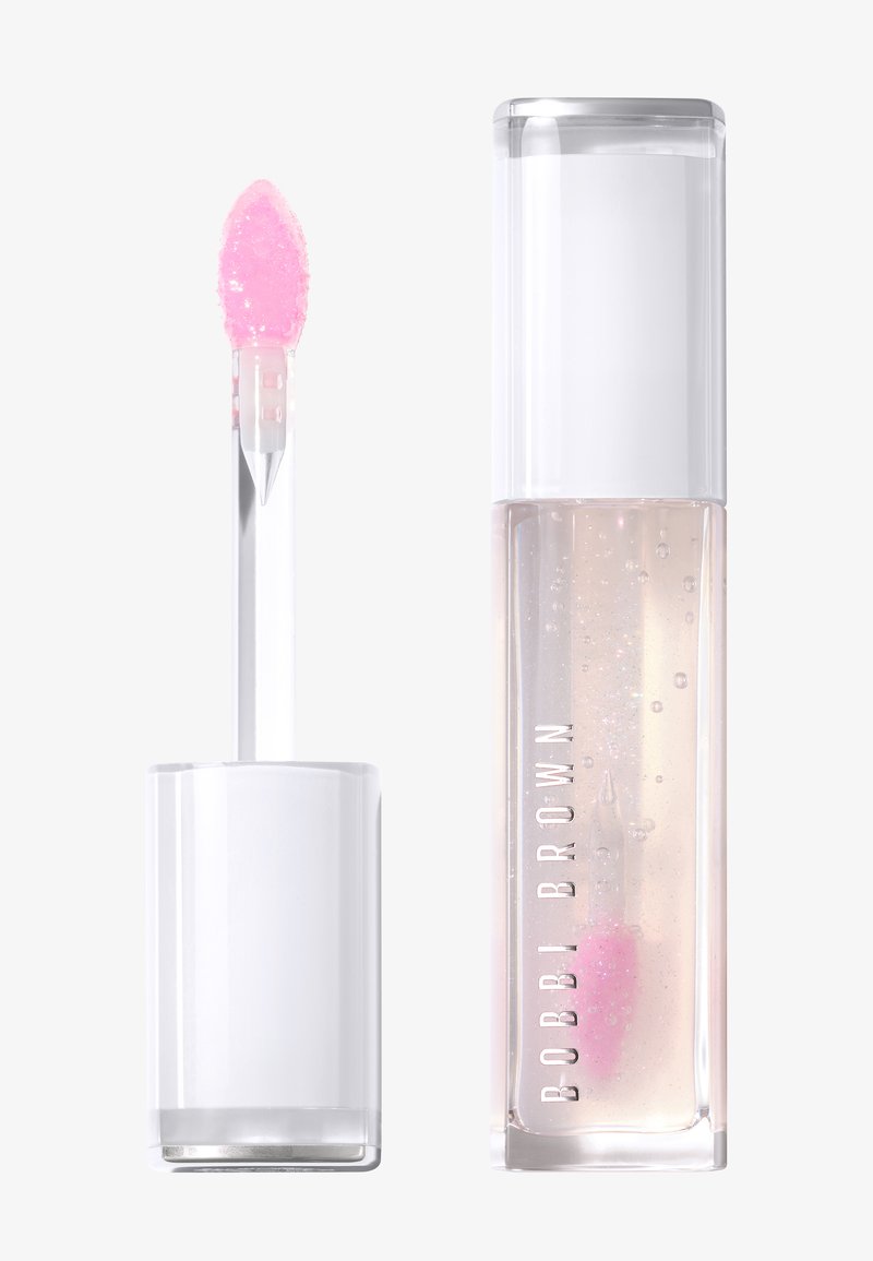 Gjennomsiktig leppeglanstube med sølvlokk og applikatorstav med rosa nyanse dekket av glanset gel, merket "Bobbi Brown" vertikalt på tuben.