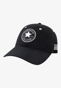 Sort baseball cap lavet af bomuld, med et rundt broderet logo der viser en hvid stjerne og tekst. Justerbar rem bagtil.