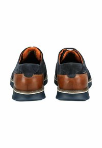 Scarpe in suede blu navy con tacco in pelle marrone e cuciture bianche. Presentano una parte superiore testurizzata, un interno arancione imbottito e una suola in gomma.