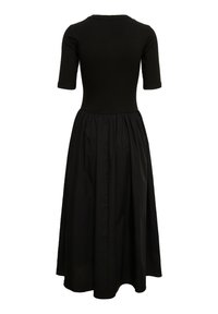 Schwarzes Kleid mit einem gerippten Mieder, kurzen Ärmeln und einem fließenden, gefalteten Rock. Der Stoff ist glatt und ohne sichtbare Muster oder Verzierungen.