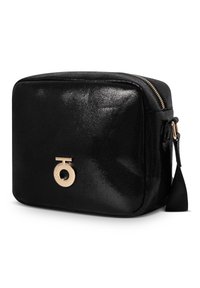 Borsa sintetica nera con una texture lucida, forma rettangolare, zip dorata e un dettaglio in metallo circolare sul davanti.