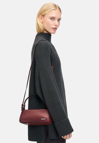 Liebeskind Berlin KLEINE BAGUETTE - Handbag - bordeaux