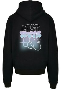 Felpa nera con cappuccio caratterizzata da un design grafico multicolore. Il testo "Lost Youth" appare in tonalità pastello con un effetto iridescente e forme astratte.