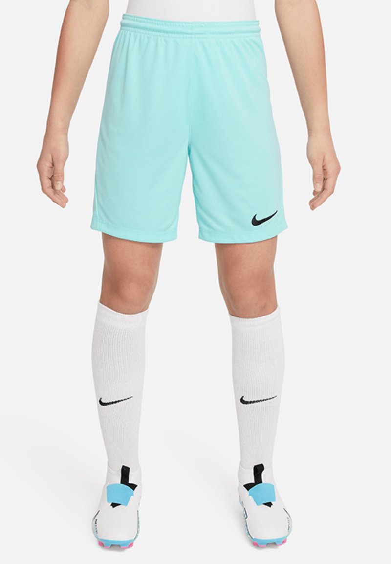 Lichtblauwe Nike-shorts gemaakt van een gladde, ademende stof, gecombineerd met witte kniekousen met een zwart Nike-logo, en voetbalschoenen.