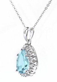 Srebrna ogrlica s visećom plavom draguljom u obliku kruške, koja ima detaljno obrađen okvir i male okrugle naglaske oko kamena.