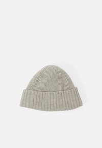 Gebreide beanie in licht taupe, met een geribbelde structuur en een omgeslagen zoom. Zacht, flexibel materiaal zorgt voor comfortabel draagcomfort.
