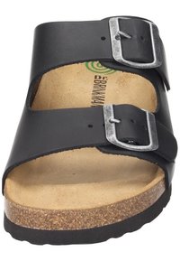 Sandale en cuir noir à deux brides avec boucles métalliques réglables, semelle en liège et semelle extérieure en caoutchouc texturé. Design simple et fonctionnel.