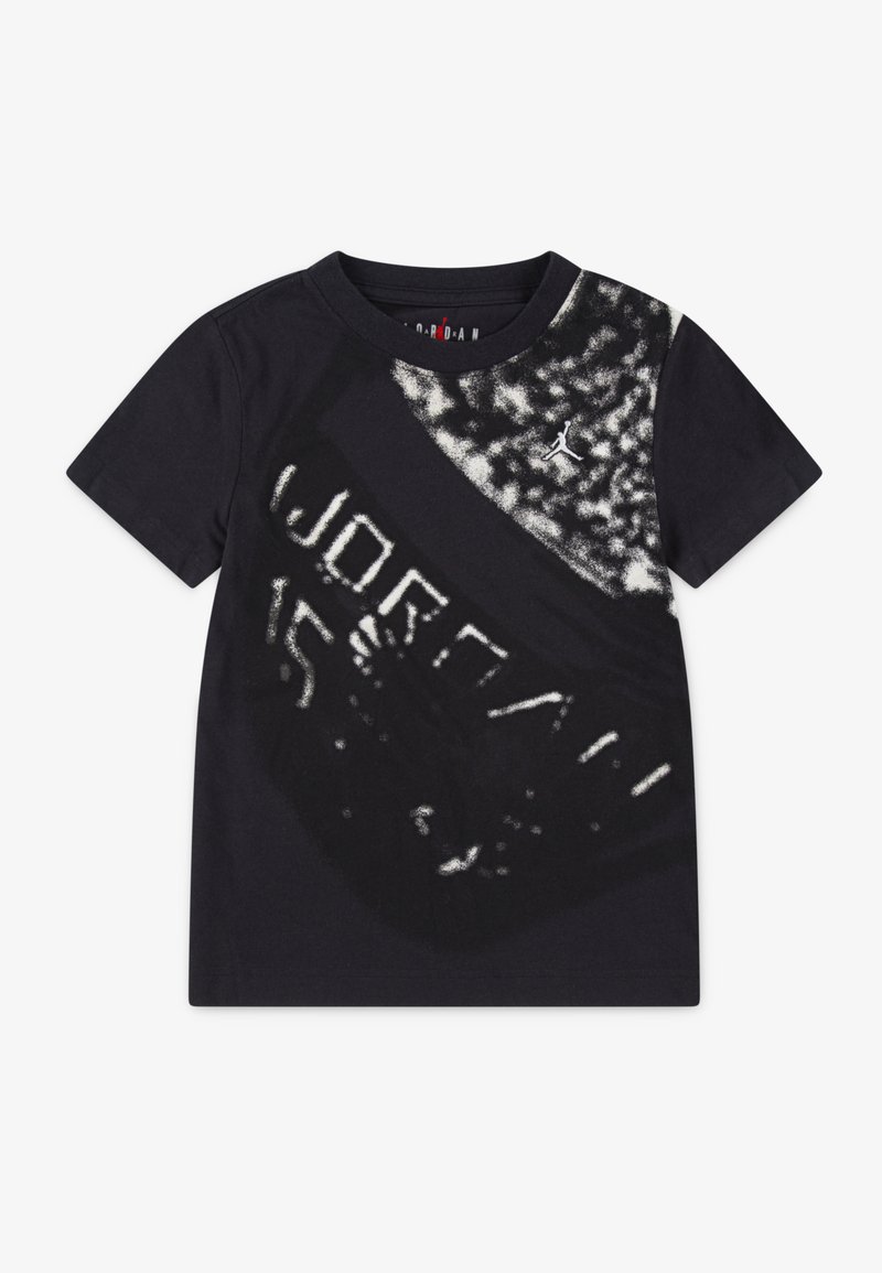 T-shirt in cotone nero con una grande stampa grafica a contrasto con il testo "JORDAN" e un logo Jumpman in tonalità di bianco e grigio. Maniche corte.