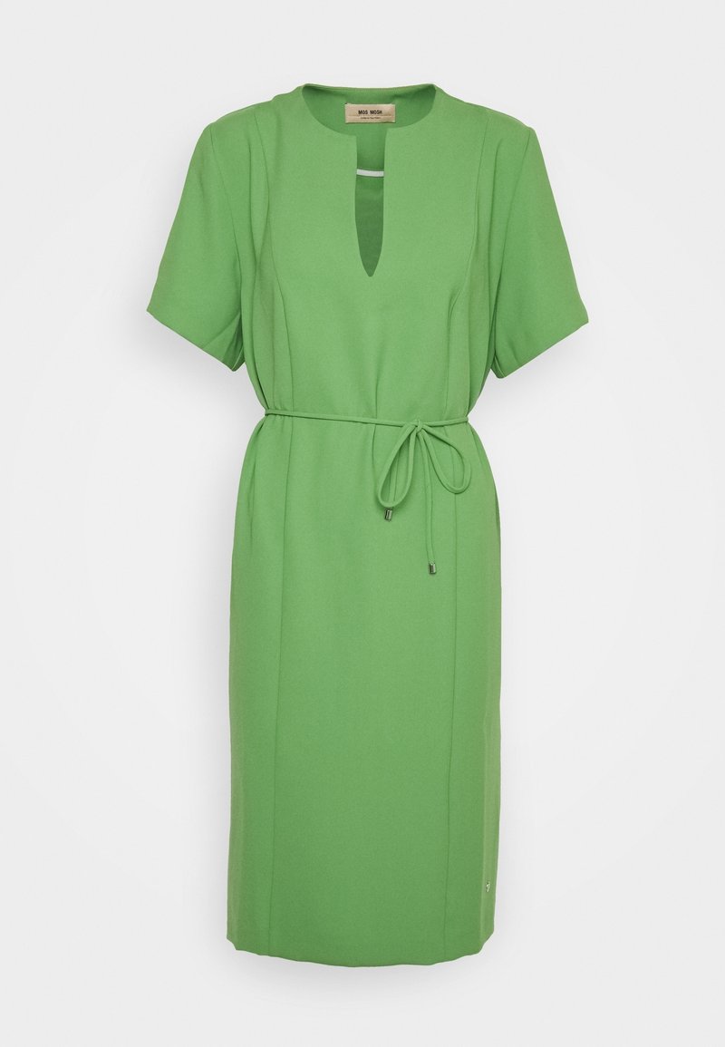 Robe verte longueur genou avec manches courtes, encolure avec ouverture en forme de goutte à l’avant et fine ceinture nouée à la taille.