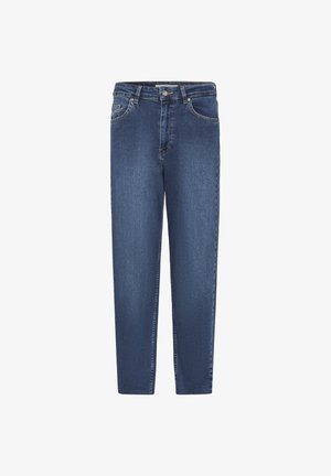 Ravne kavbojke iz modrega jeansa z zapiranjem na gumbe in sprednjimi žepi, prikazane na belem ozadju.