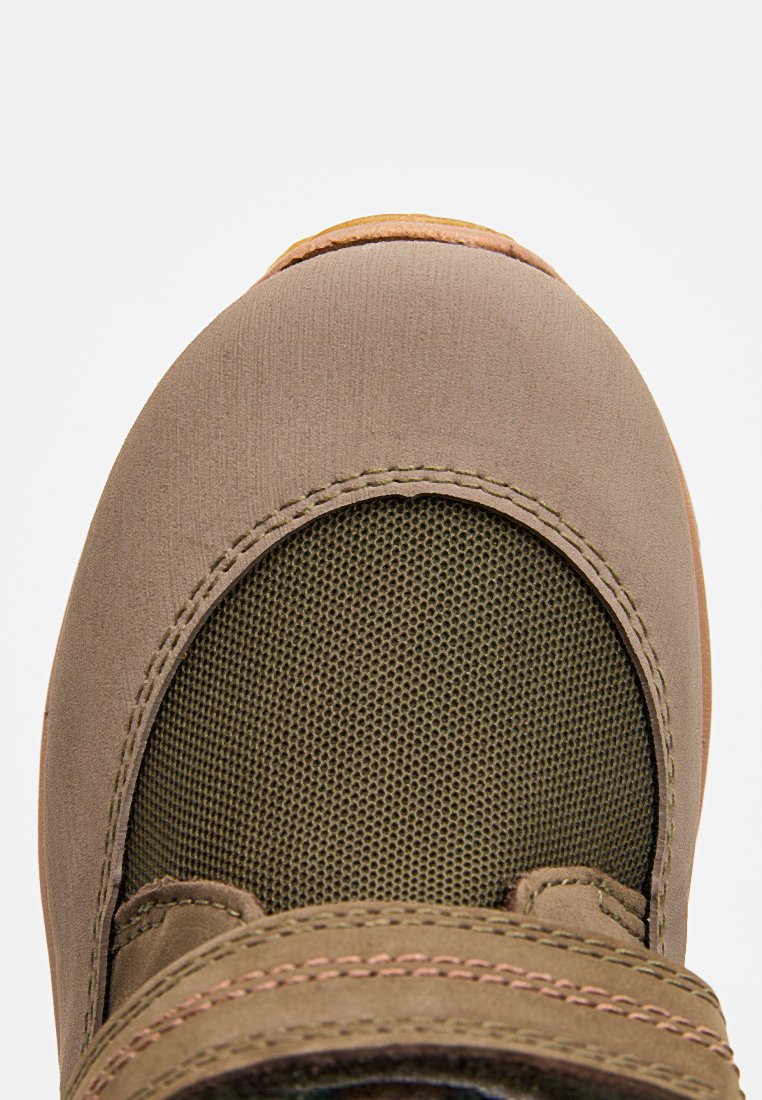 Braunes Textilschuhwerk mit einer glatten Oberseite, Netzakzenten, verstärkter Zehenkappe und Gummisohle mit leichtem Profil.