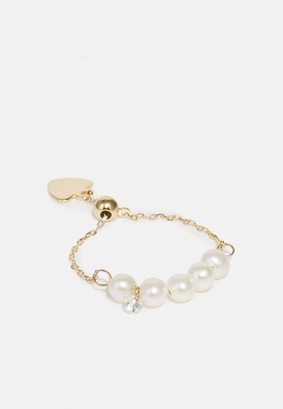Zlatý náramok s piatimi bielymi perlami a jedným čírym drahokamom, zabezpečený srdcovým zapínaním.