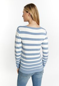 Pulover cu dungi în albastru deschis și alb. Are mâneci lungi, un guler lat și o croială ajustată. Textură moale și tiv elastic.