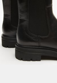 Thumbnail Image 6