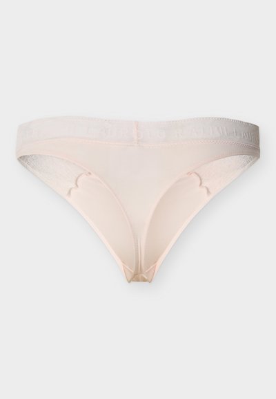 Ροζ γυναικείο μπικίνι εσώρουχο με δαντελένιες πλευρές και ελαστική μέση με λογότυπο, απλωμένο επίπεδα σε λευκό φόντο.