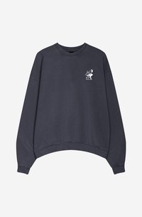 Sudadera de gran tamaño en gris oscuro con cuello redondo, puños acanalados y un pequeño gráfico blanco impreso en el pecho. Material de suave mezcla de algodón.