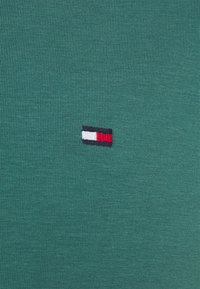 Tommy Hilfiger STRETCH SLIM FIT TEE - T-shirt básica - sea steel