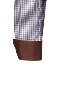 Manschetta di camicia a quadretti marroni con un motivo a plaid blu e bianco. La manschetta è realizzata in tessuto marrone solido e liscio.